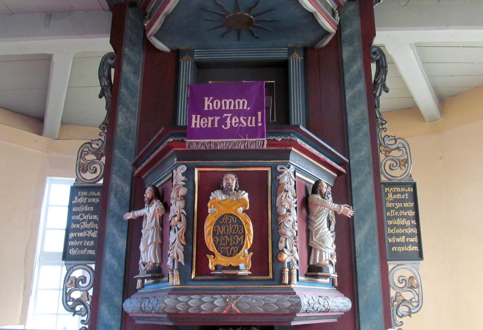 die Kanzel über dem Altar 