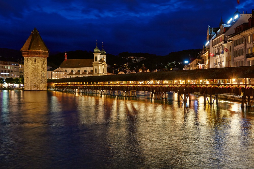 Die Kapellbrücke zur blauen Stunde.