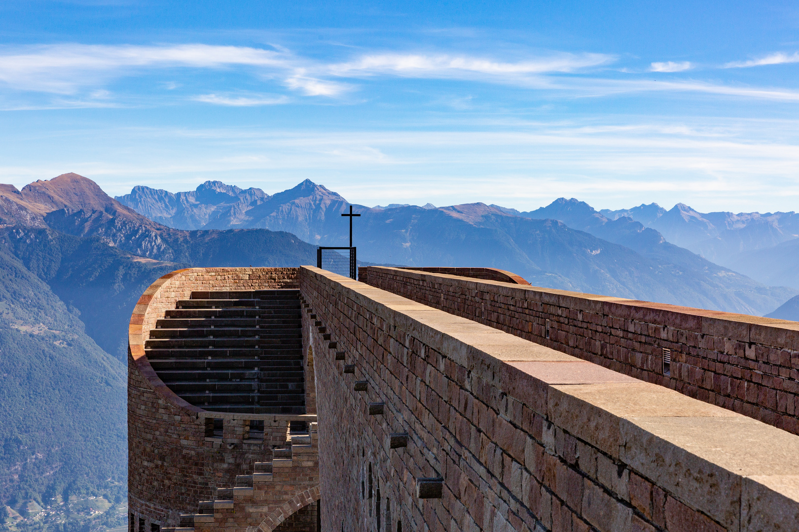 Die Kapelle, die Berge und das Tal