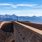 Die Kapelle, die Berge und das Tal