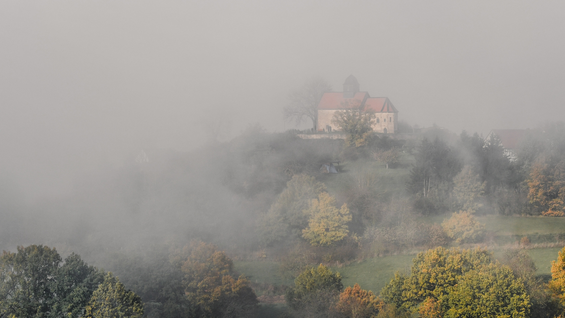 Die Kapelle Schönberg im Nebel