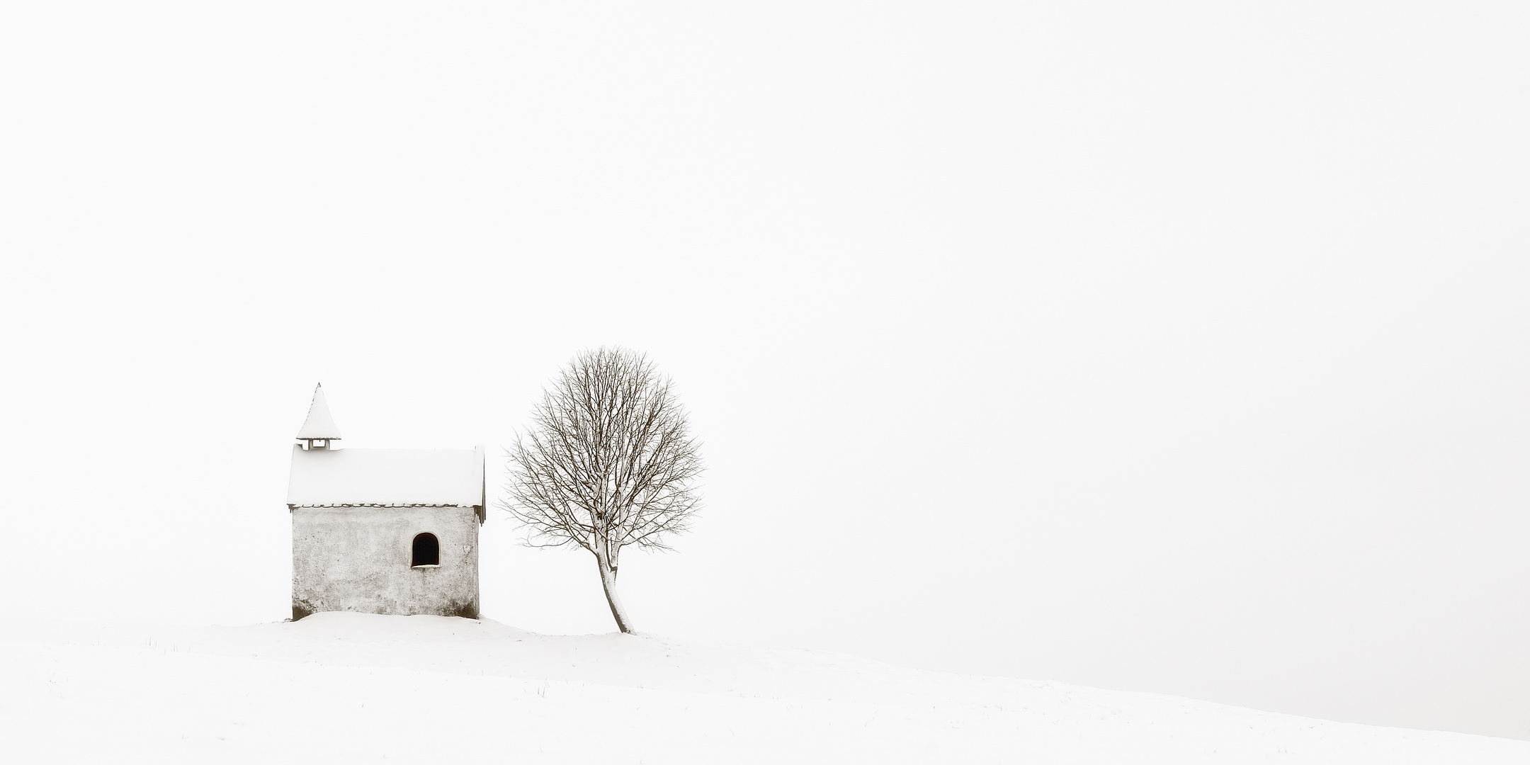 Die Kapelle und der Baum