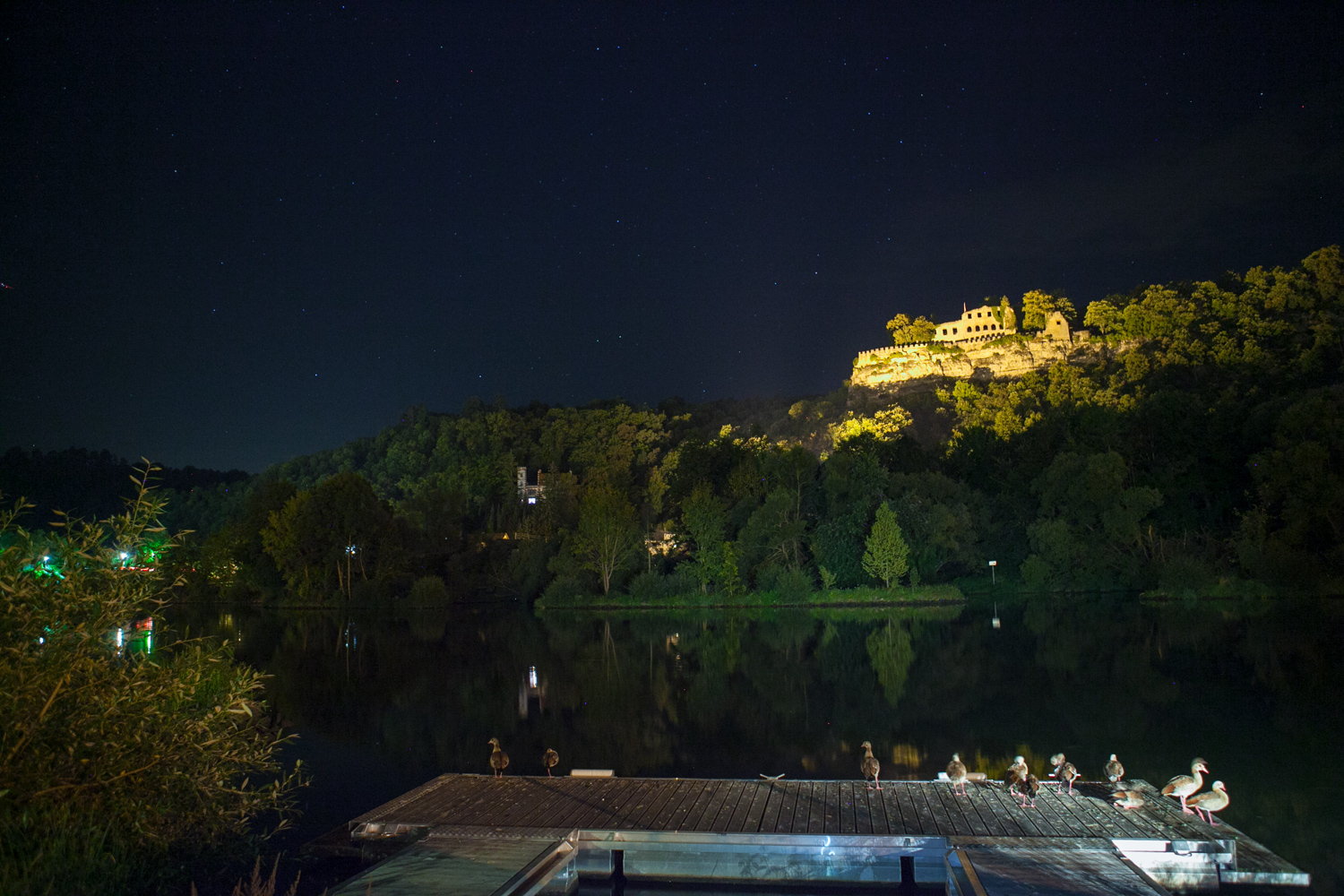 Die Karlburg bei Nacht