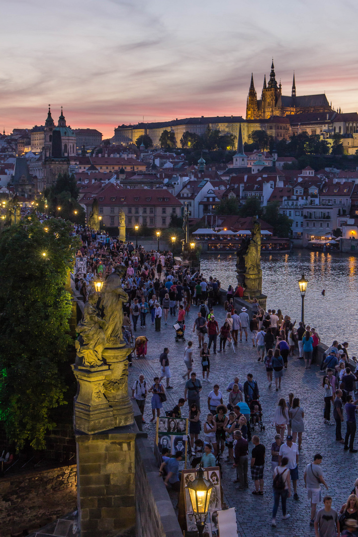 Die Karlsbrücke am Abend