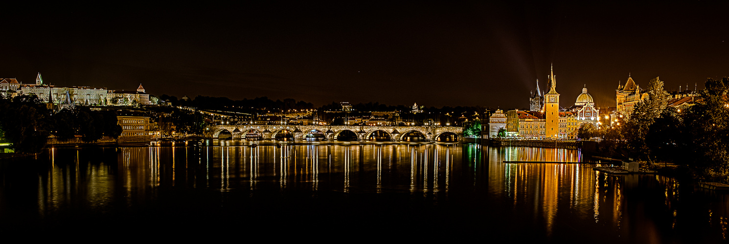 Die Karlsbrücke bei Nacht