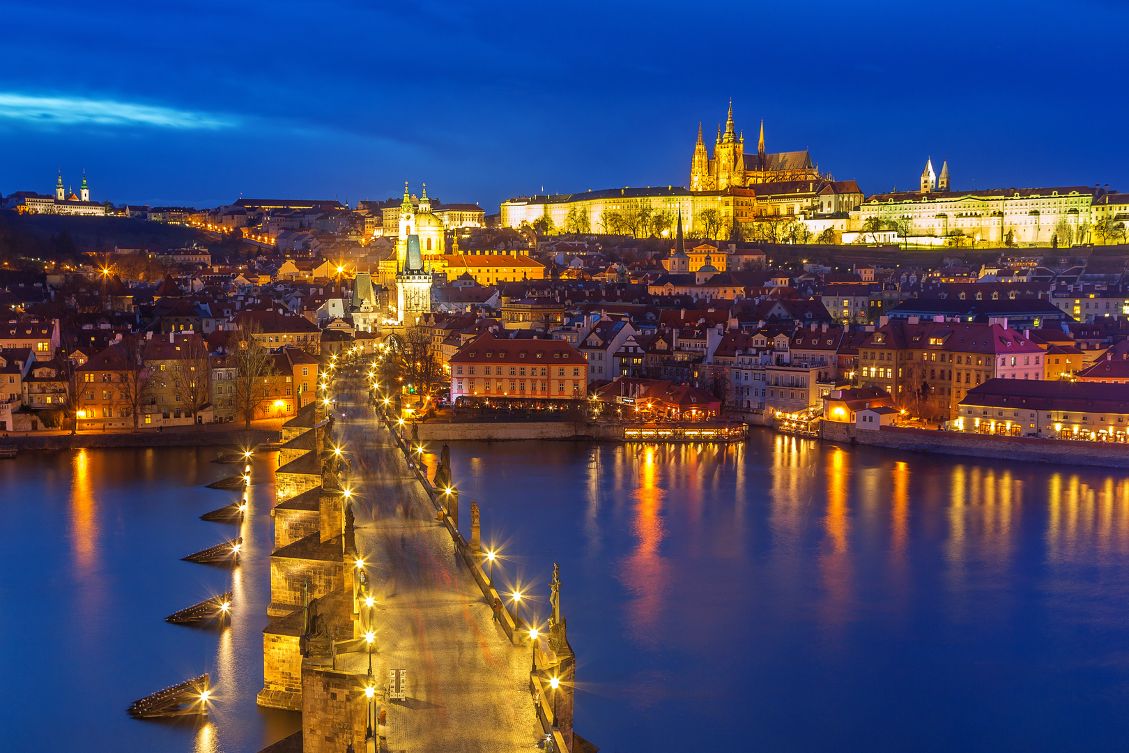 Die Karlsbrücke mit der Prager Burg auf dem Berg Hradschin, Prag