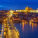 Die Karlsbrücke mit der Prager Burg auf dem Berg Hradschin, Prag