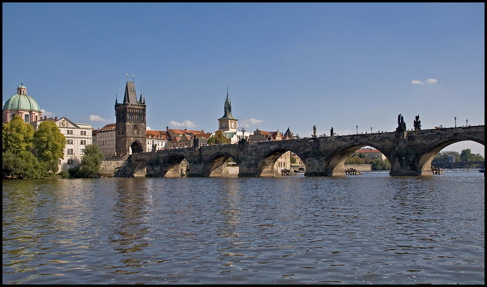 die Karlsbrücke von der Moldau aus