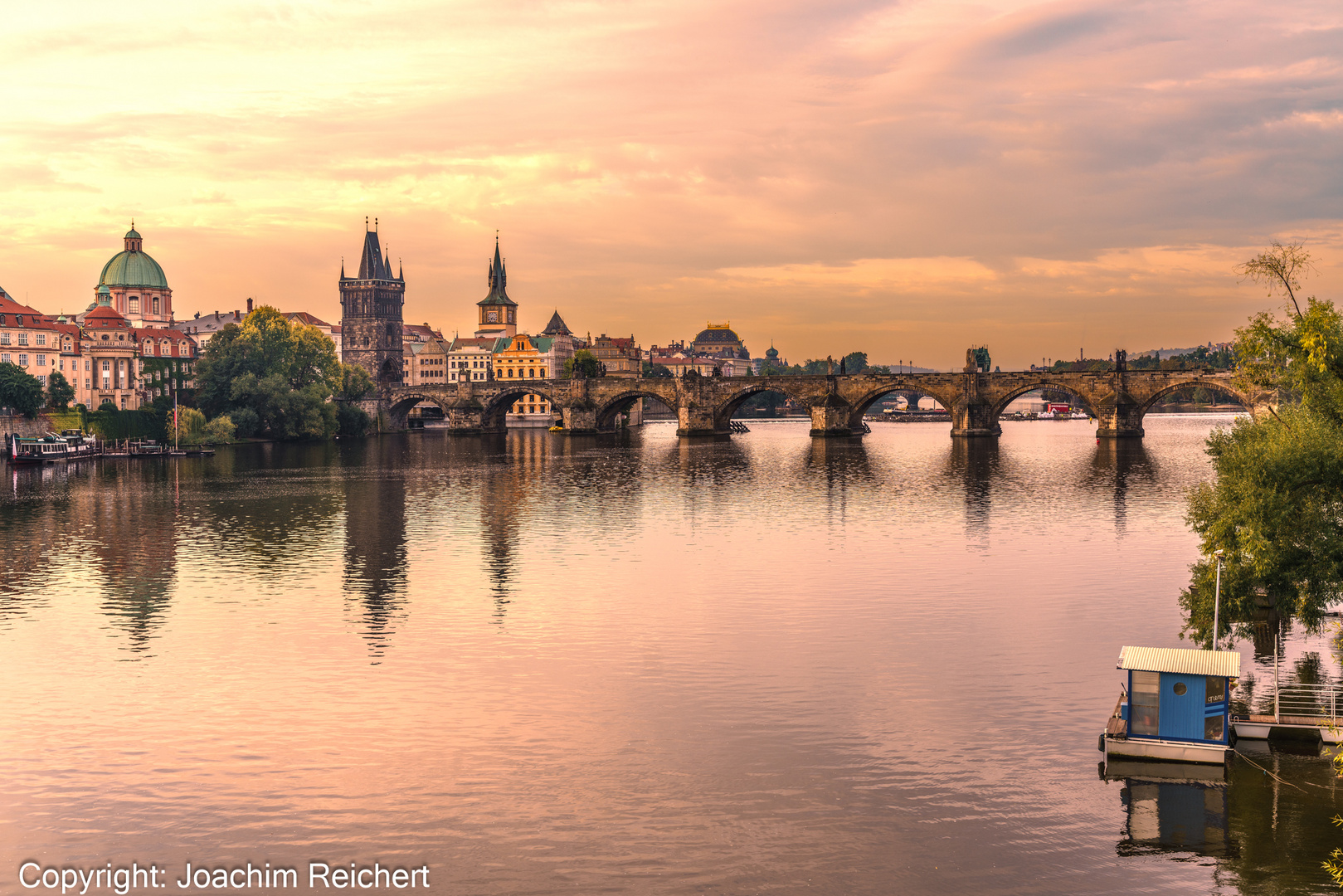 Die Karlsbrücke von Prag im frühen Morgenlicht