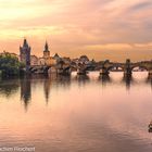 Die Karlsbrücke von Prag im frühen Morgenlicht