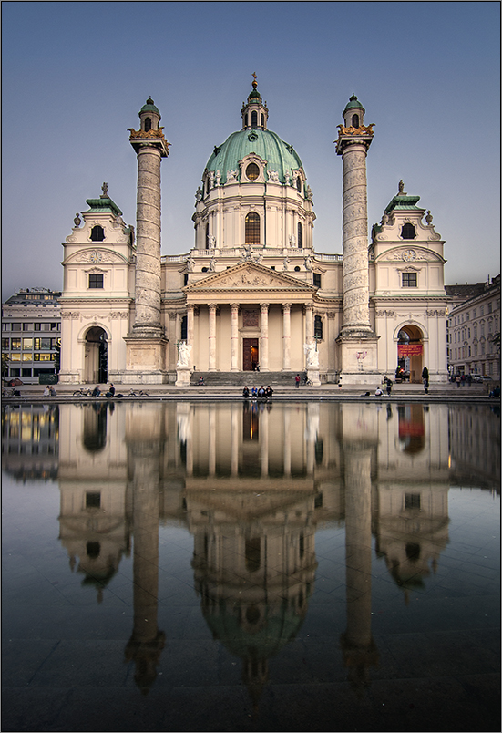 Die Karlskirche im Spiegel