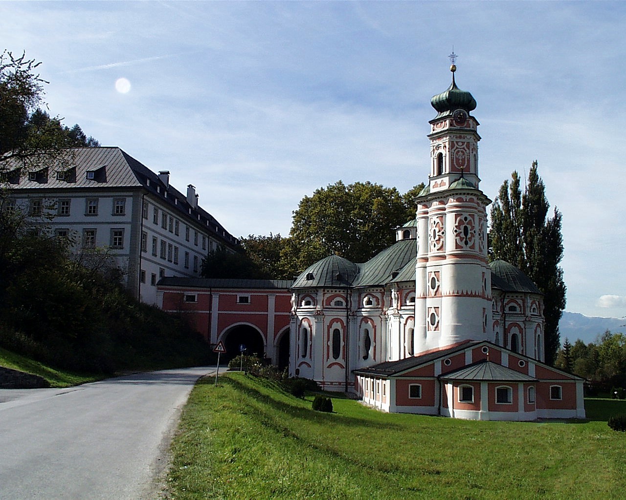 die Karlskirche in Volders