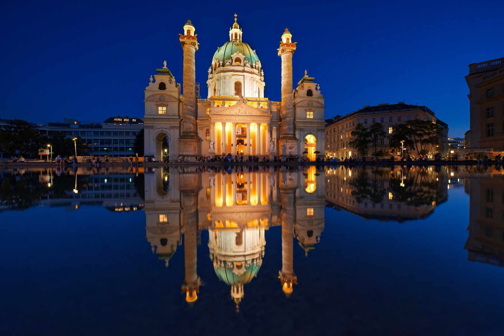 Die Karlskirche in Wien in der blauen Stunde