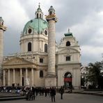 Die Karlskirche mit Hochzeitsgesellschaft und Neugierigen