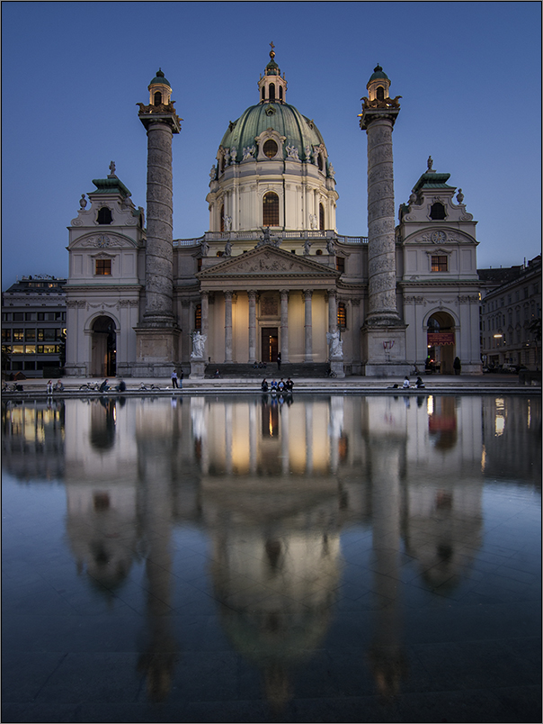 Die Karlskirche zur blauen Stunde