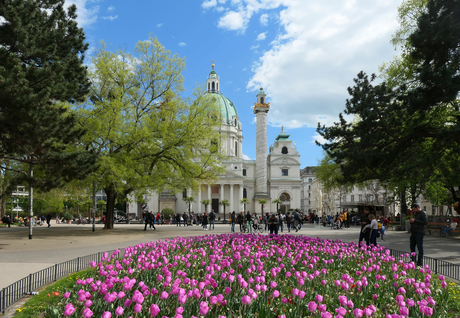 Die Karlskirche zur Tulpenzeit