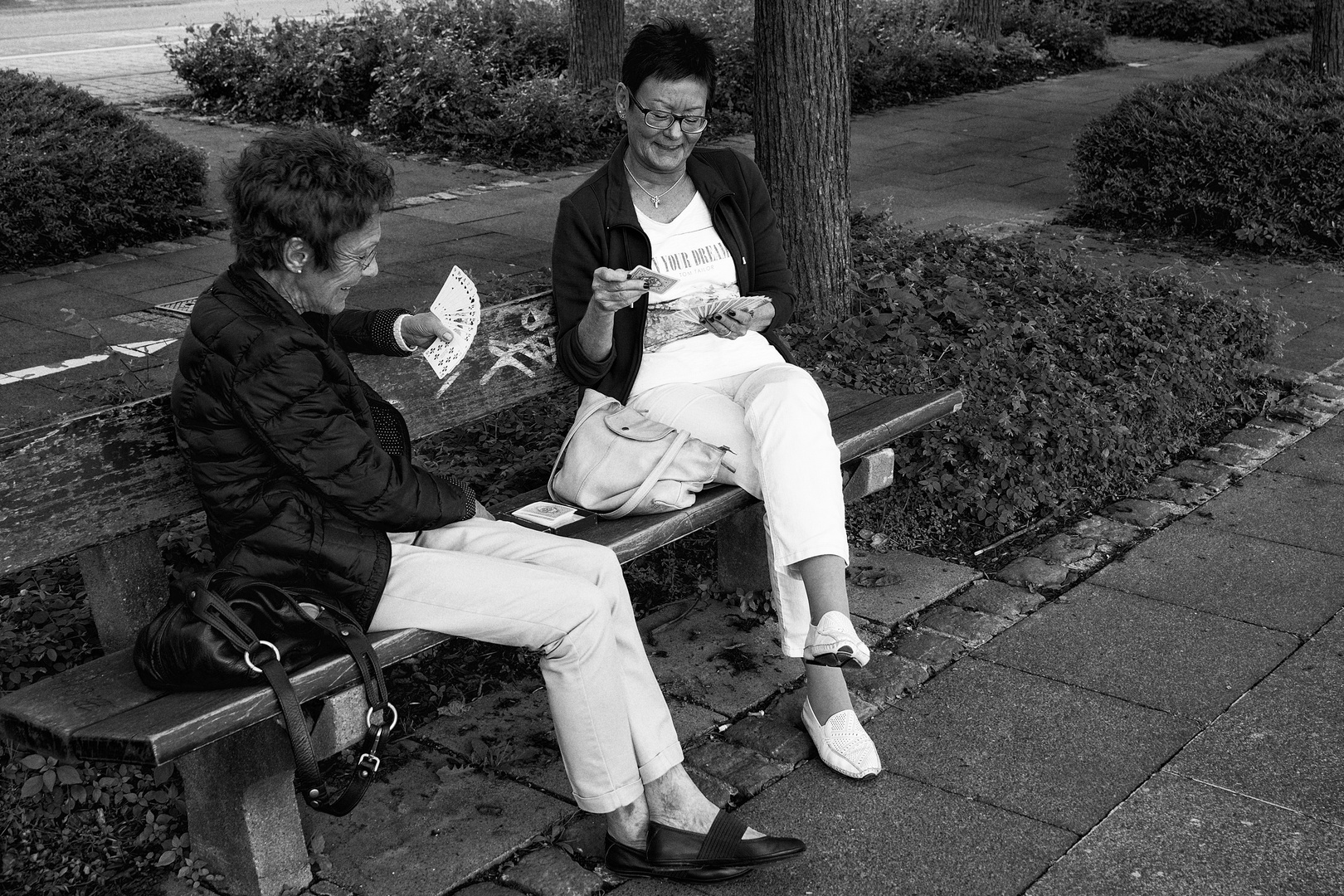 Die Kartenspielerinnen Foto Bild Streetfotografie Mit Menschen Street Spontane Portraits Street Bilder Auf Fotocommunity