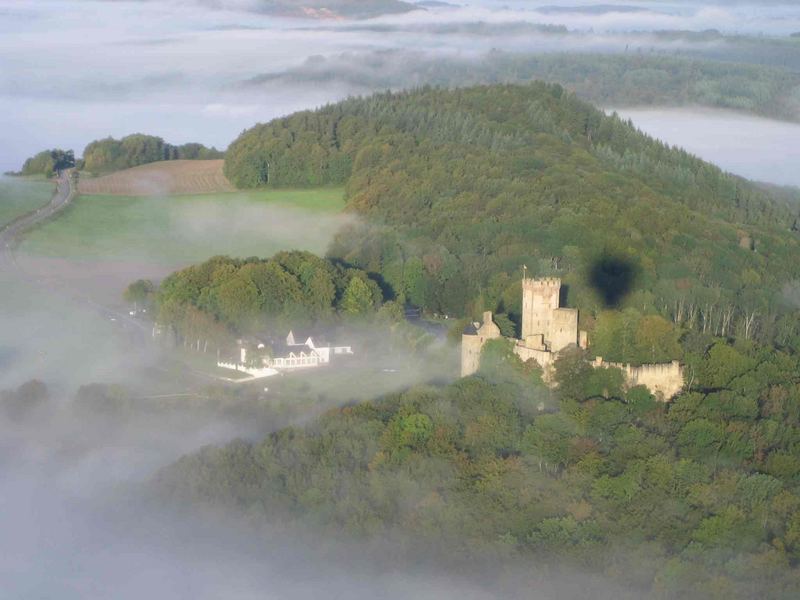 Die Kasselburg in Pelm/Eifel im Morgennebel