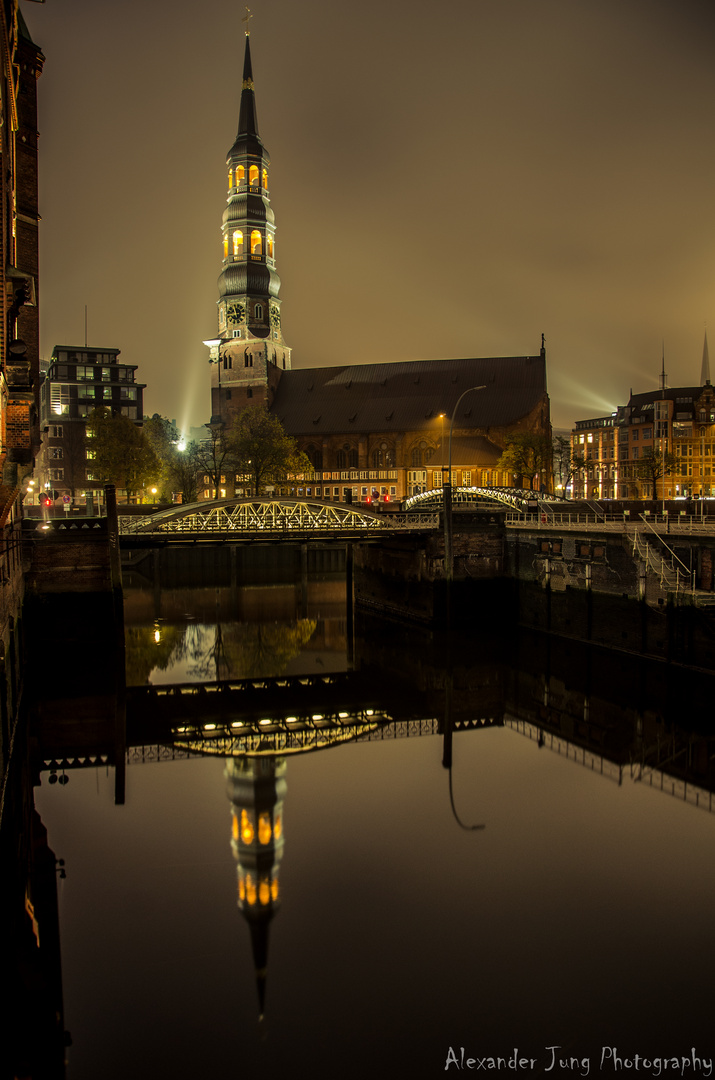 Die Katharinenkirche bei Nacht