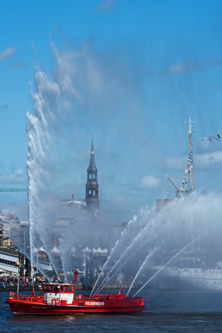 Die Katharinenkirche zwischen Wasserfontänen des Feuerwehrschiffs