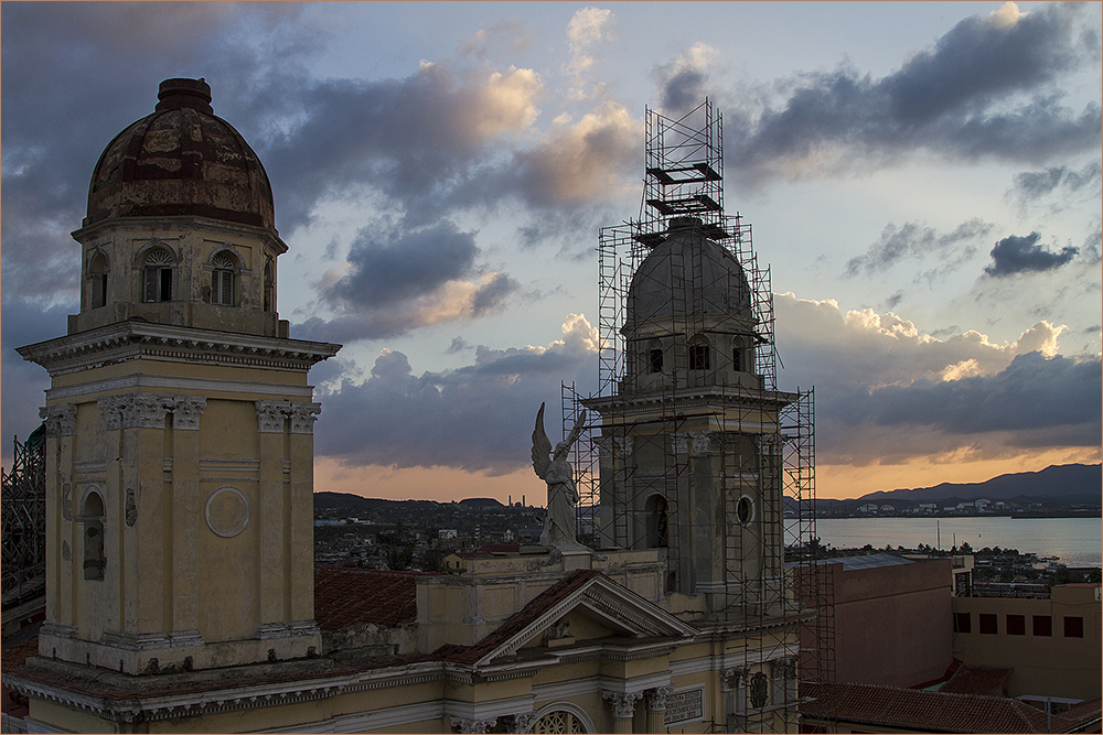 die Kathedrale von Santiago de Cuba vor Sonnenaufgang