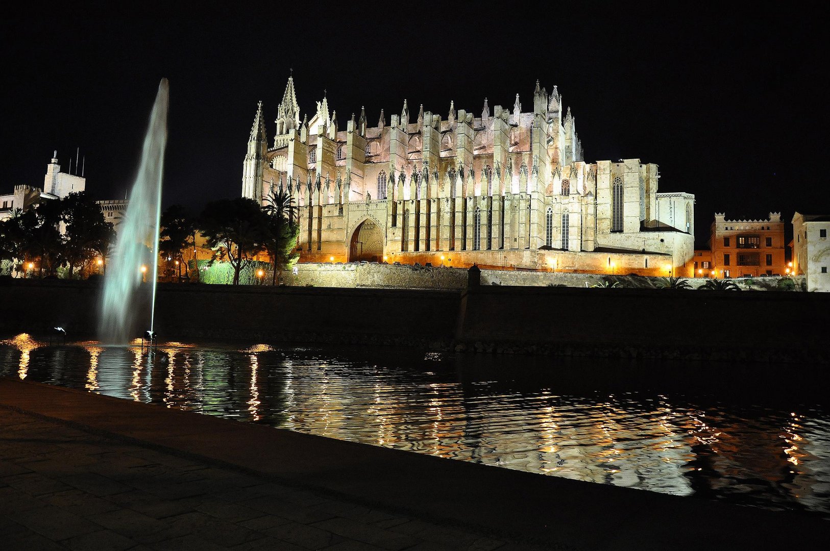 Die Kathedralkirche der Heiligen Maria, in Palma bei Nacht