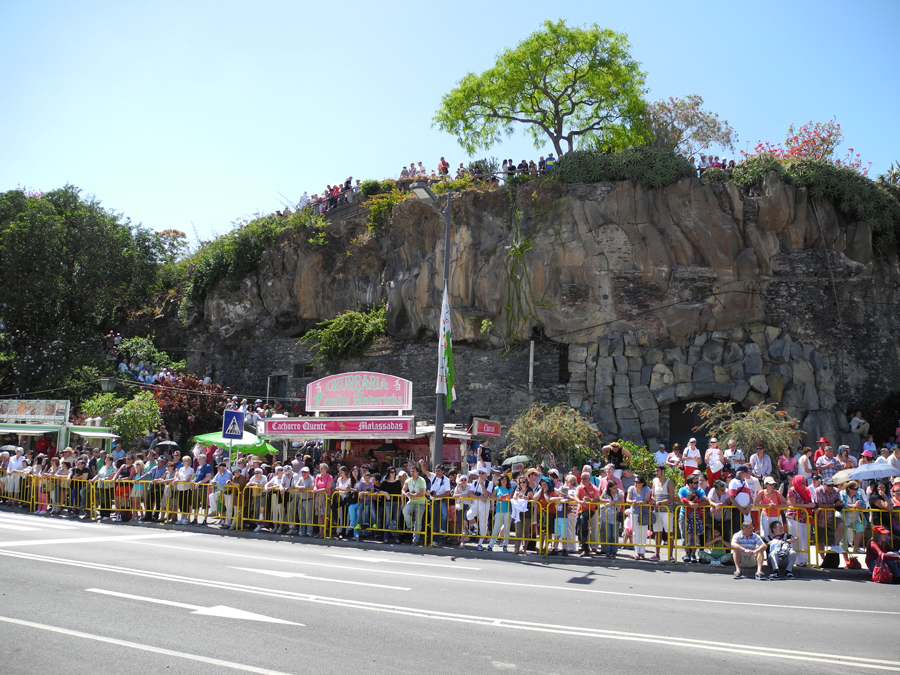 Die Kehrseite, Menschenmassen entlang der gesamten Promenadenstrasse in Funchal!