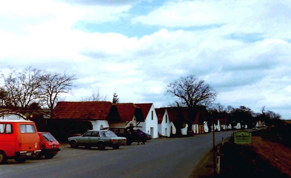 Die Kellergasse von Prellenkirchen.Von dort schaut man in die Pannonische Tiefebene.