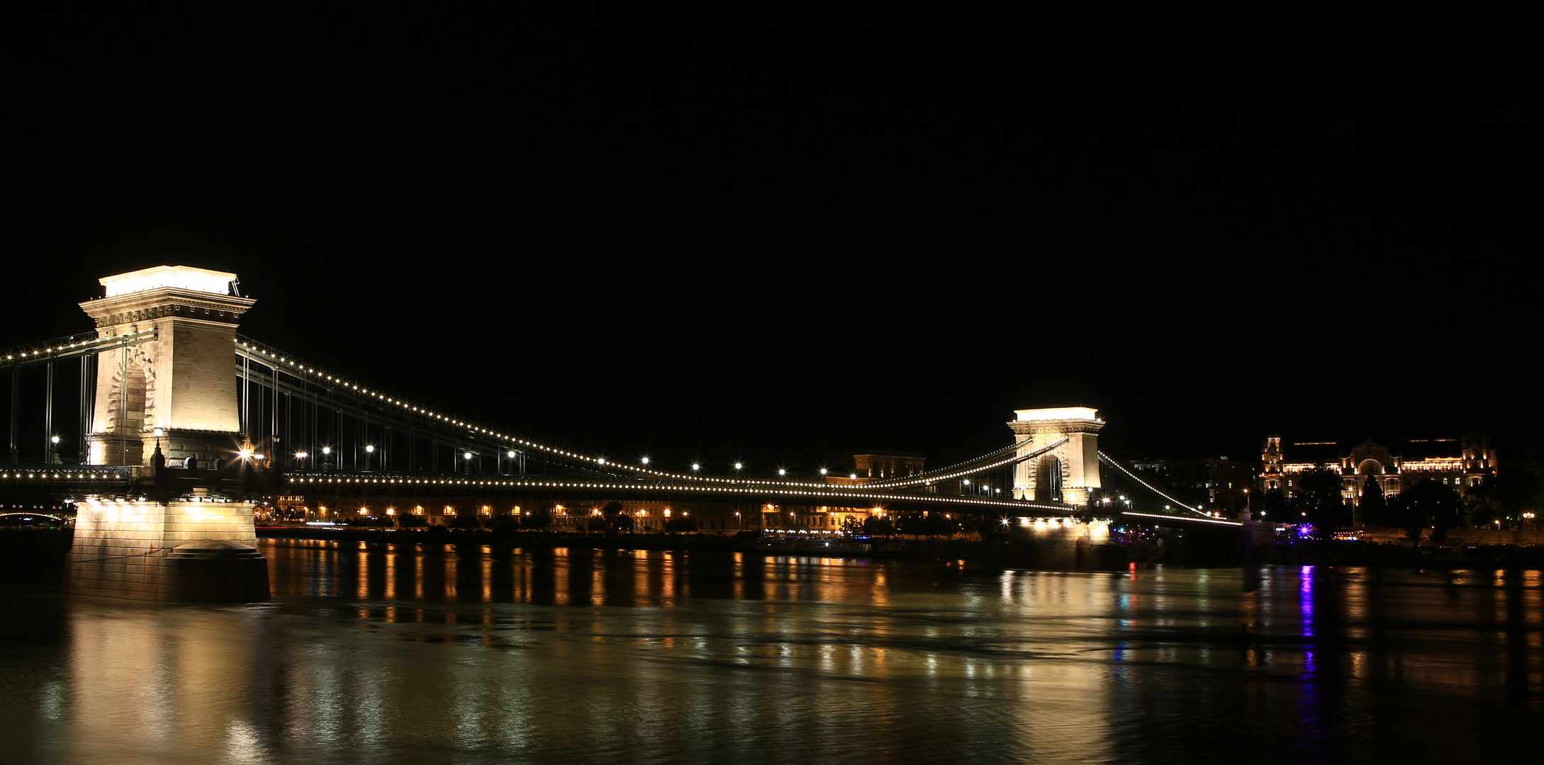 Die Kettenbrücke im Dunklen