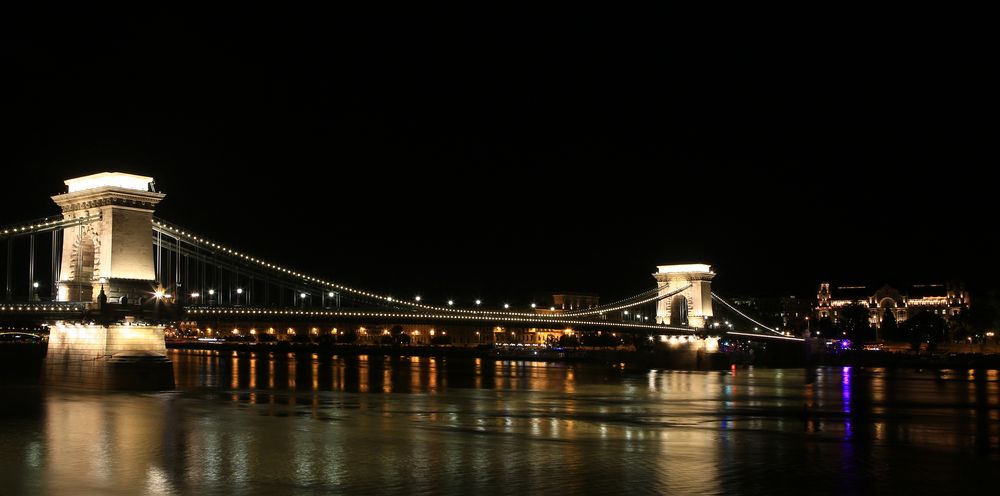 Die Kettenbrücke im Dunklen