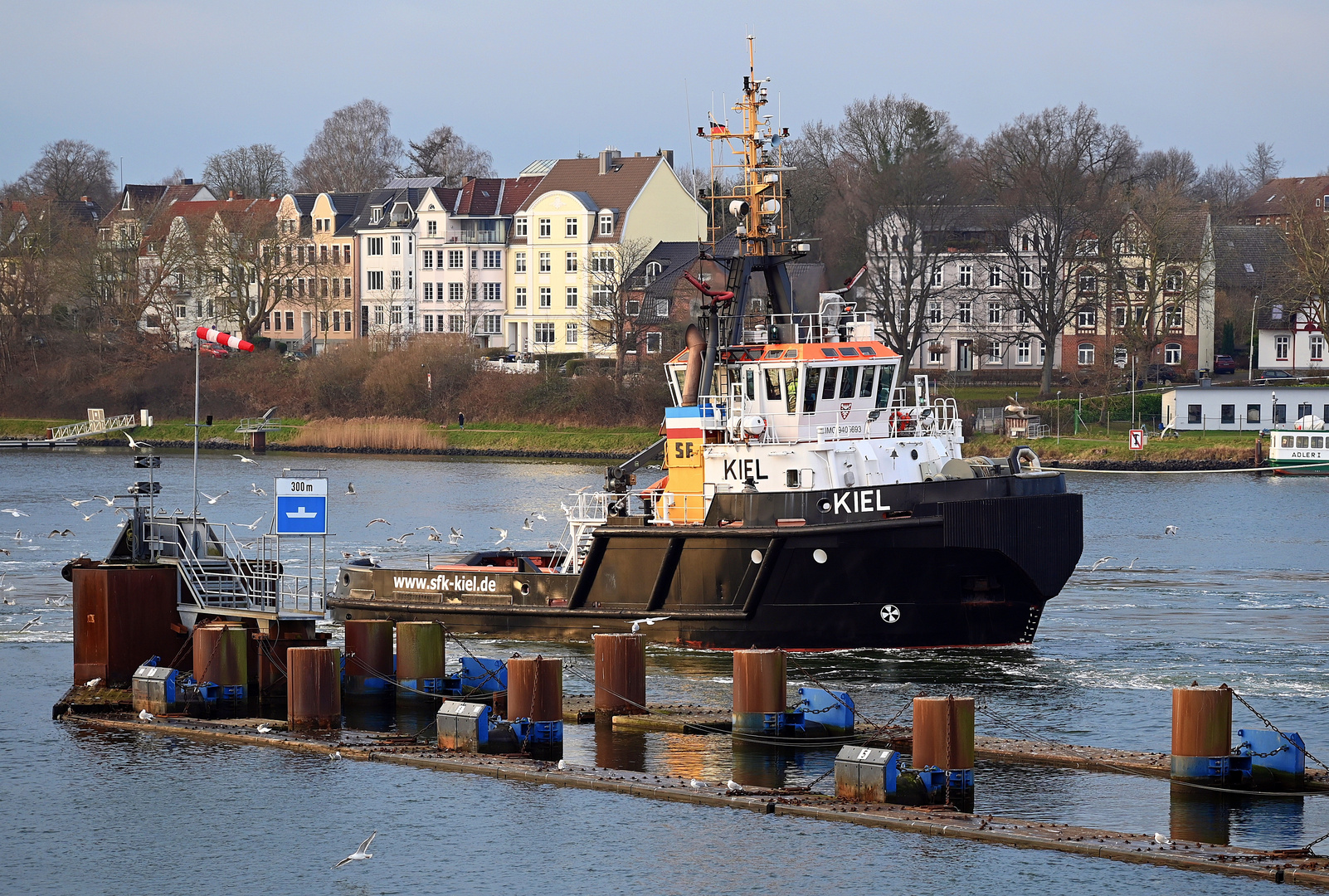 Die KIEL vor der Schleuse Kiel Holtenau