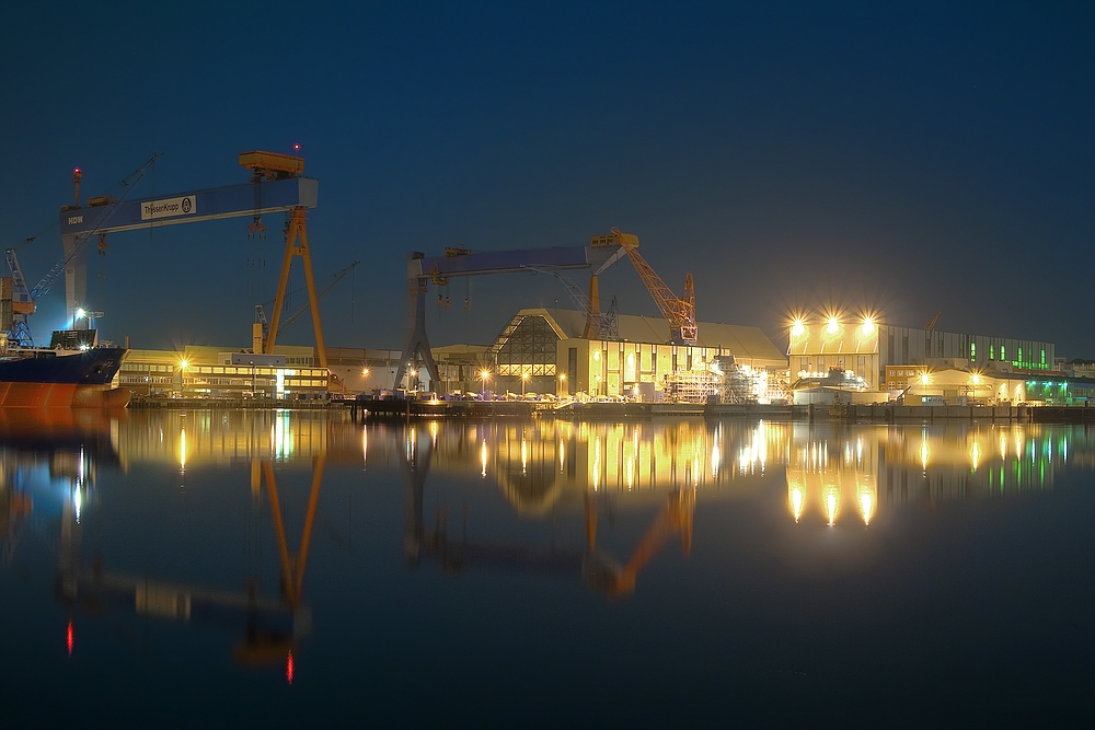 Die Kieler Förde - Die Werft bei Nacht