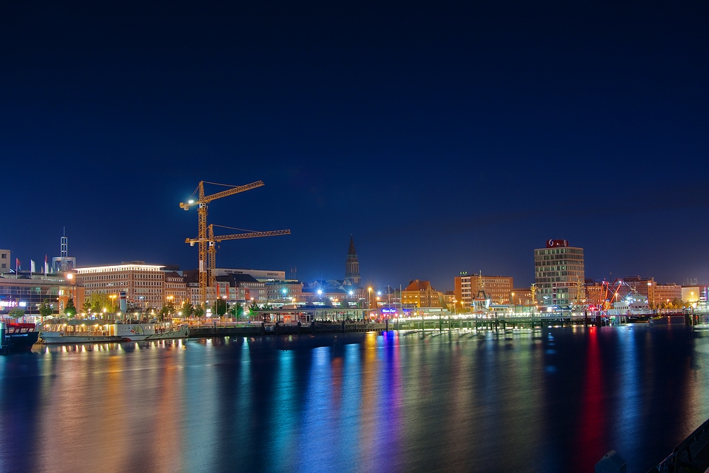 Die Kieler Hörn - Baukräne in der Nacht