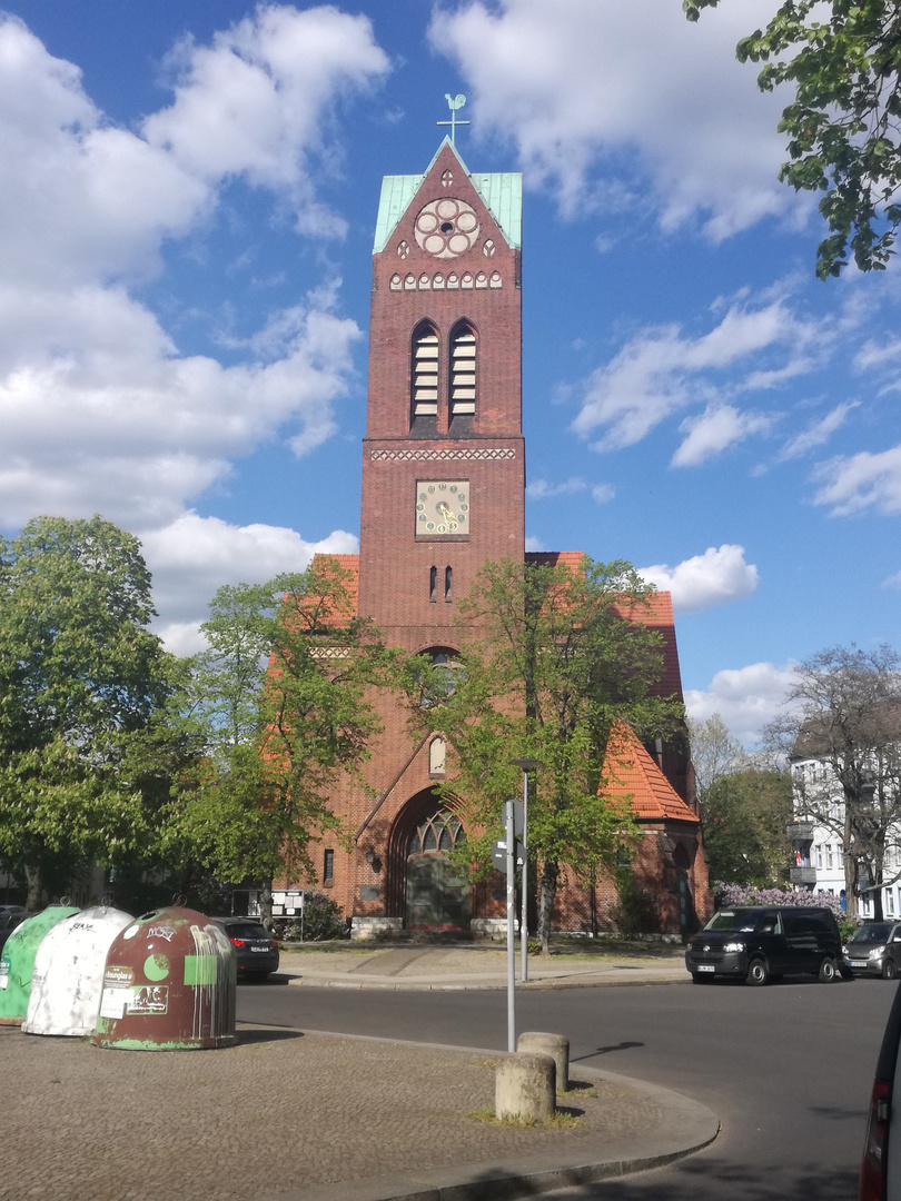 die Kirche am Tage