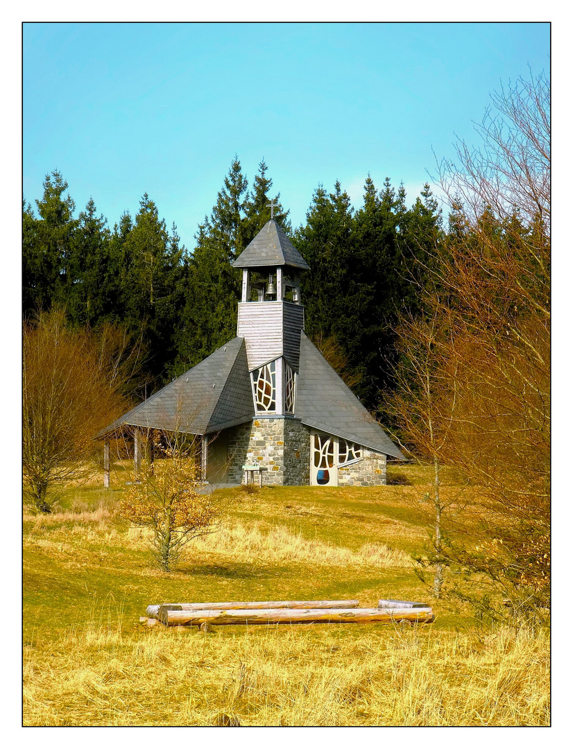 Die Kirche am Waldrand