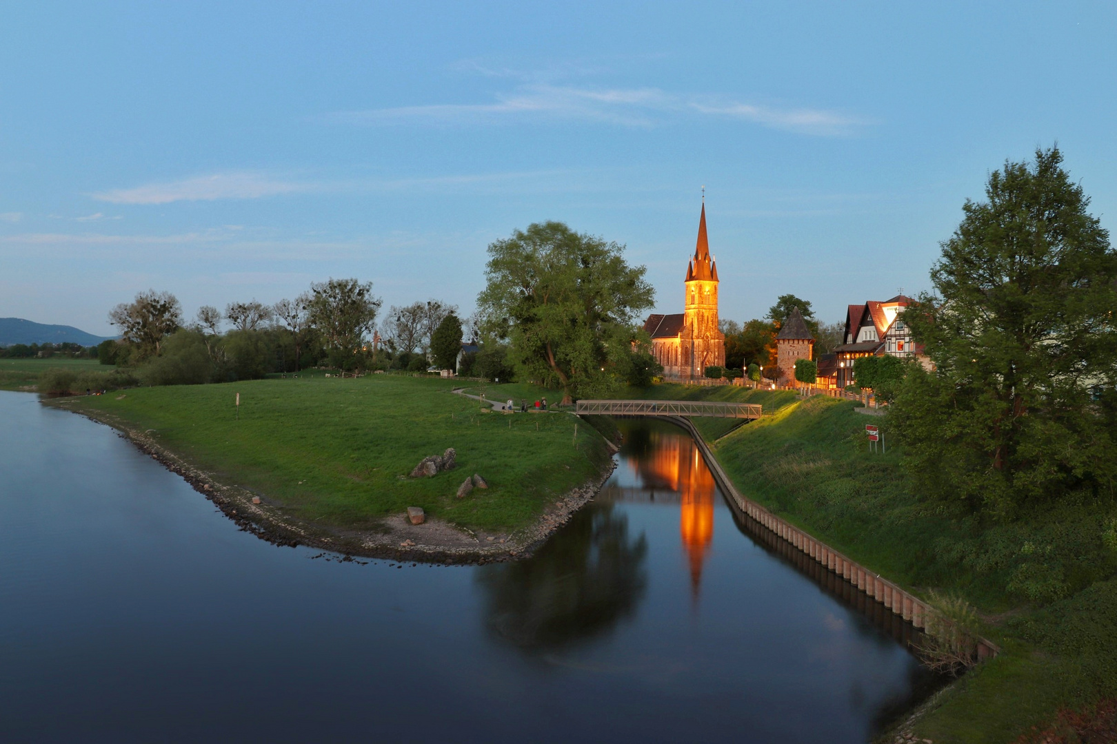 Die Kirche am Weserhafen von Rinteln am Abend