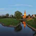 Die Kirche am Weserhafen von Rinteln am Abend