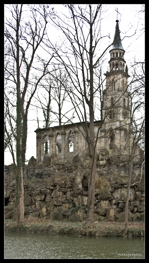 Die Kirche aus dem See