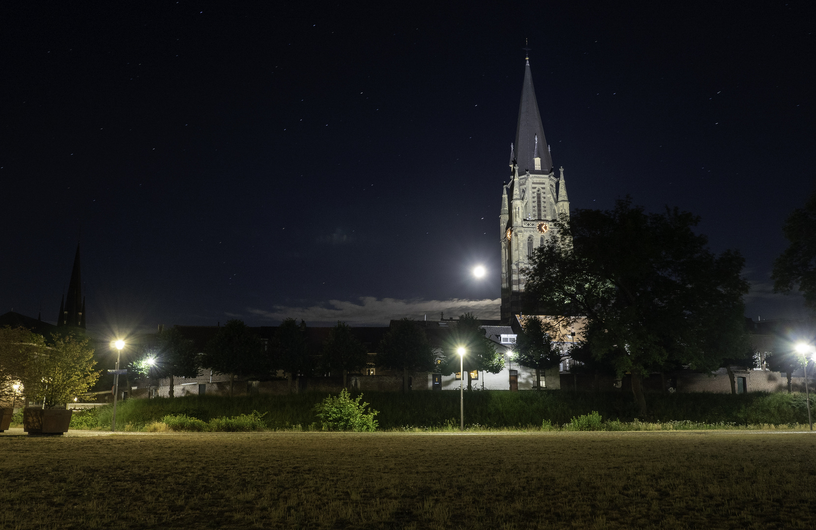 Die Kirche bei Nacht