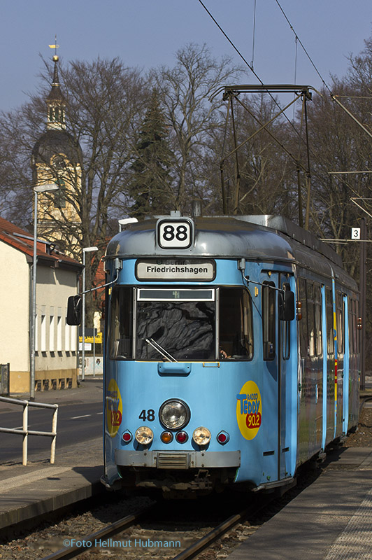 DIE KIRCHE BLEIBT IM DORFE,