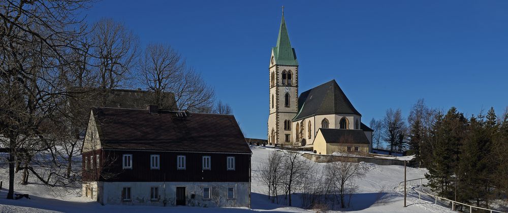 Die Kirche der sächsischen Grenzgemeinde Fürstenau dominiert Teile des Osterzgebirgskammes...