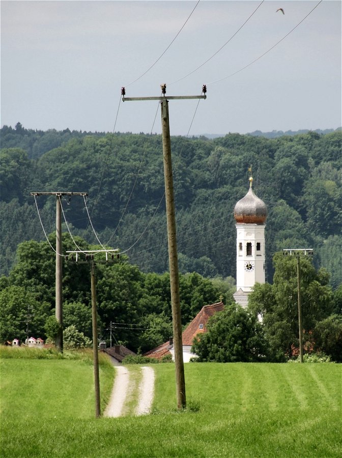 Die Kirche, die Energie und der freie Vogel