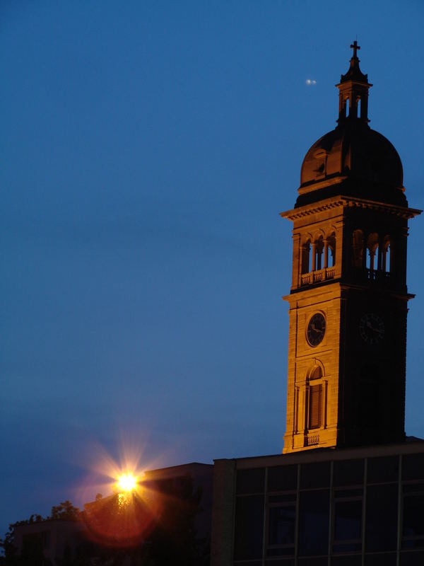 Die Kirche die In der Dunkelheit leuchtet