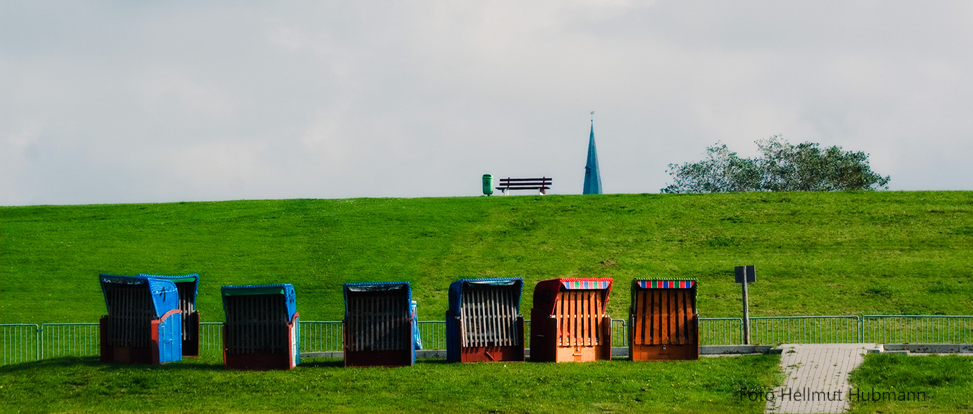 DIE KIRCHE HINTER DEM DEICH