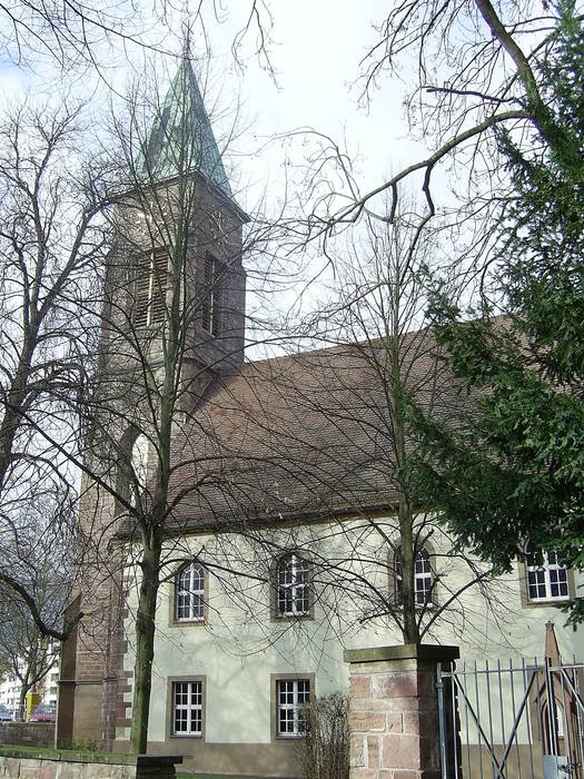 """Die Kirche hinter den Bäumen"""