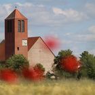 Die Kirche hinter den Wildblümchen