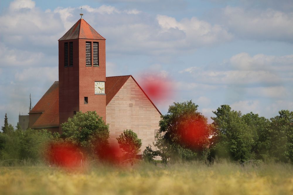 Die Kirche hinter den Wildblümchen