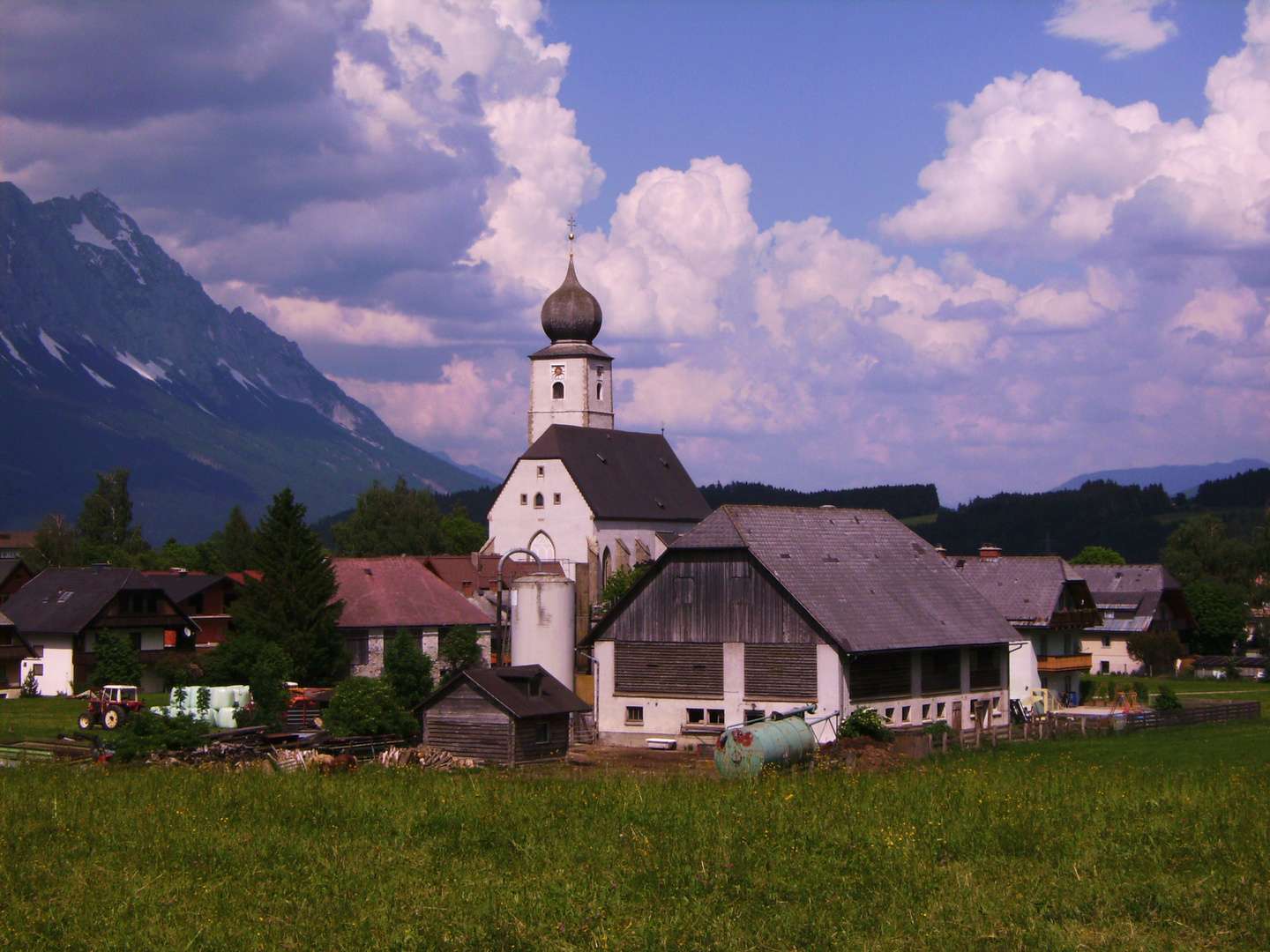 die Kirche im Dorf