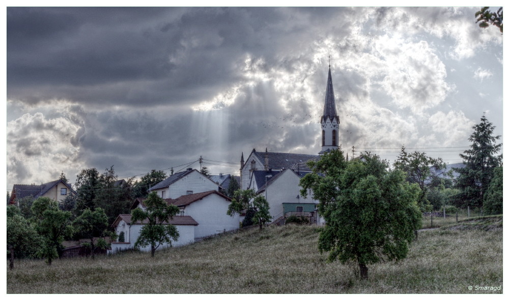 "die Kirche im Dorf lassen"