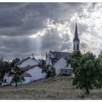 "die Kirche im Dorf lassen"